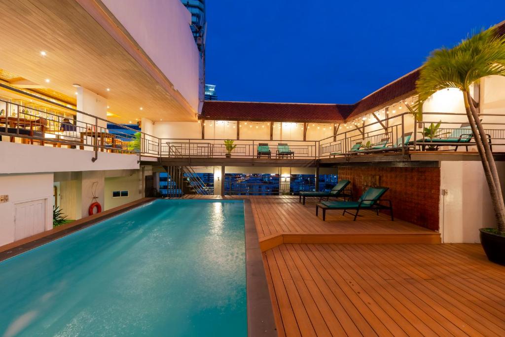 Pinnacle Lumpinee Park Hotel